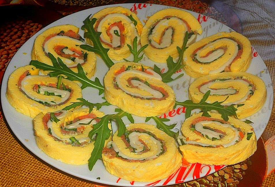 Rotolo di frittata con mozzarella, salmone e rucola