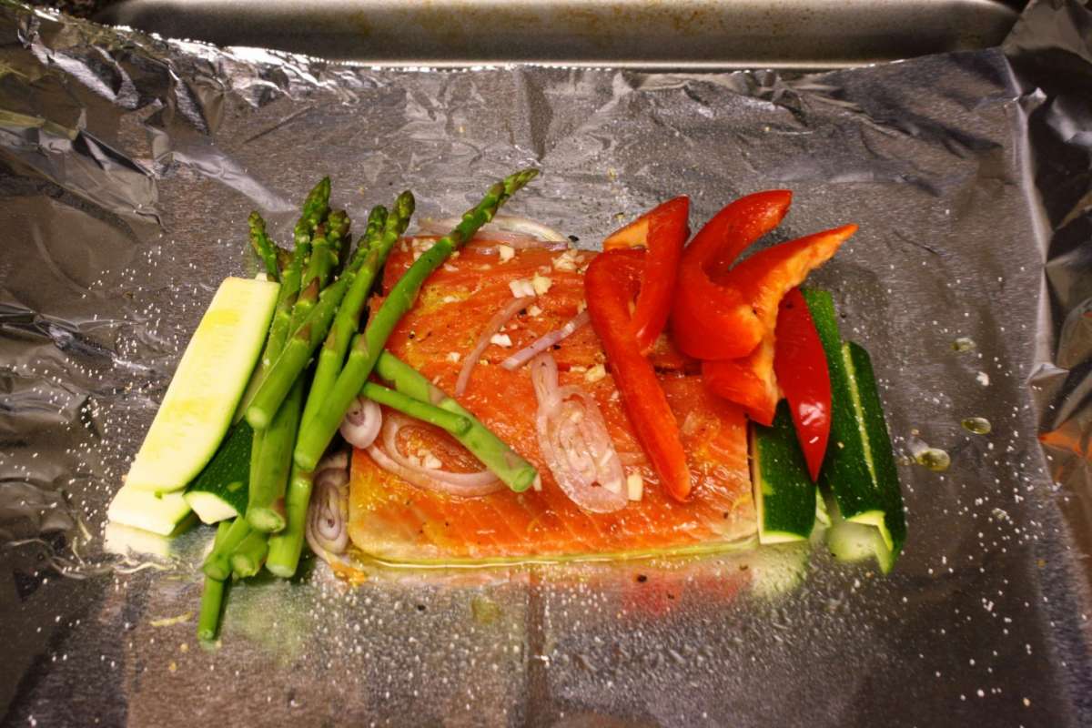 Salmone con verdure al cartoccio