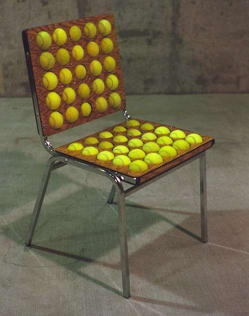 Sedia di legno con palline da tennis