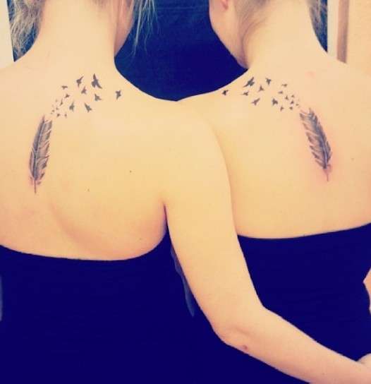 Tatuaggi per sorelle con piuma