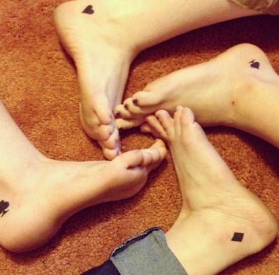 Tatuaggio sui piedi per sorelle