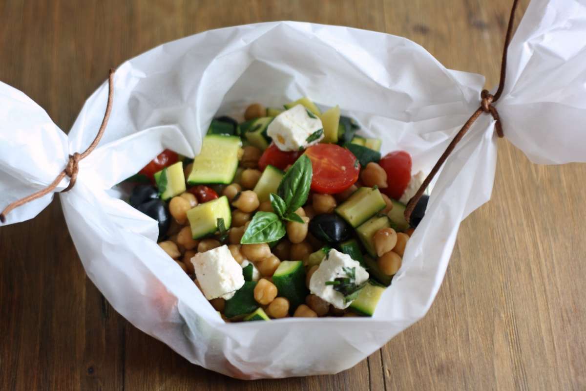 Verdure con feta e olive