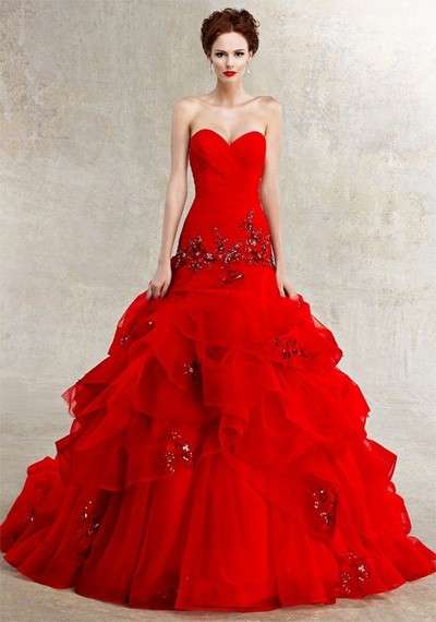 Abito da sposa rosso ampio