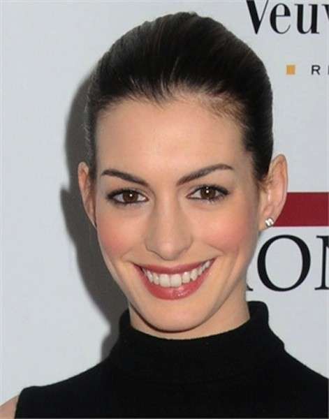 Anne Hathaway, capelli corti e castani