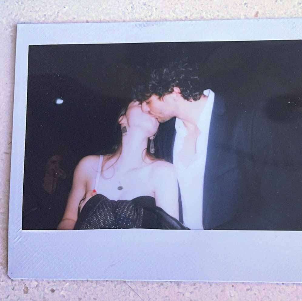 Aurora ed Edoardo si baciano