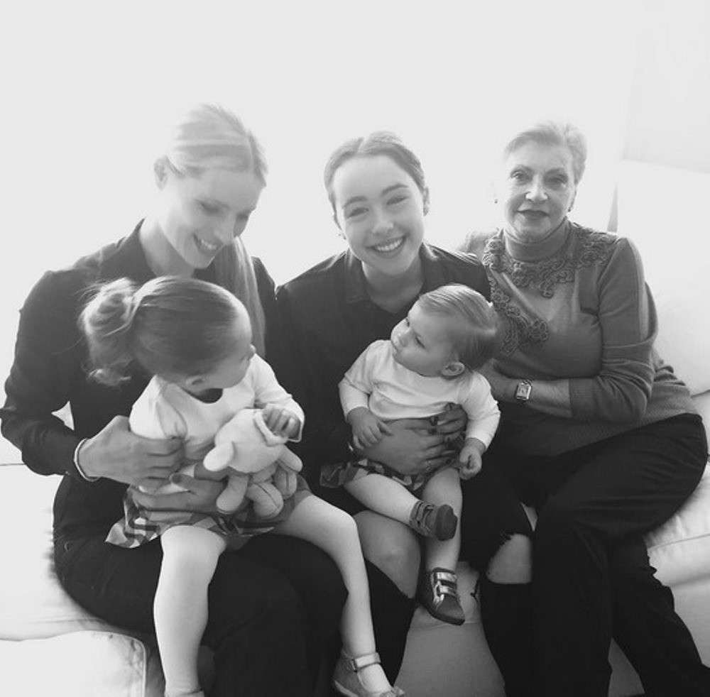 Aurora Ramazzotti con le sorelle, la mamma e la nonna sui social