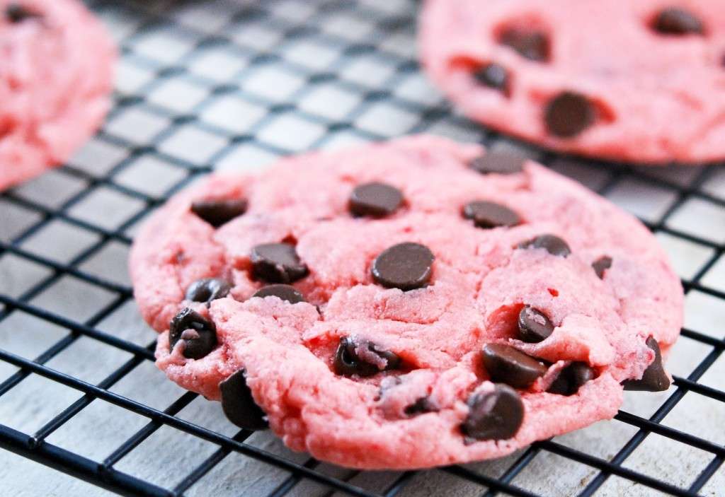 Biscotti alla fragola con gocce di cioccolato