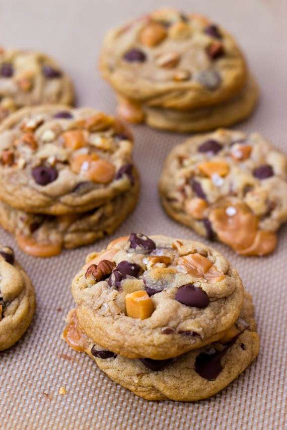 Biscotti con caramello, nocciole e gocce di cioccolato