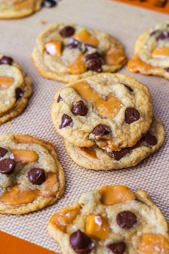 Biscotti con caramello e gocce di cioccolato