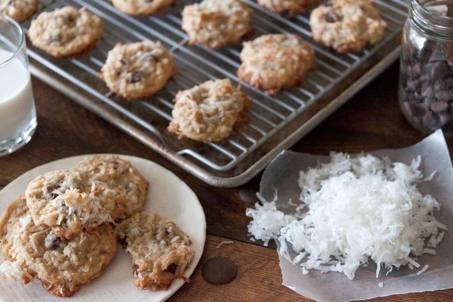 Biscotti con cocco e gocce di cioccolato