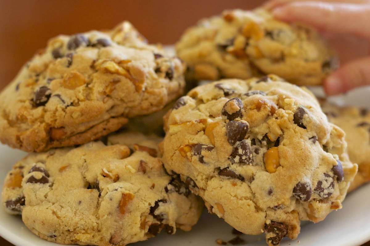 Biscotti con gocce di cioccolato e bretzel