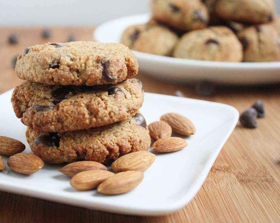 Biscotti con mandorle e gocce di cioccolato