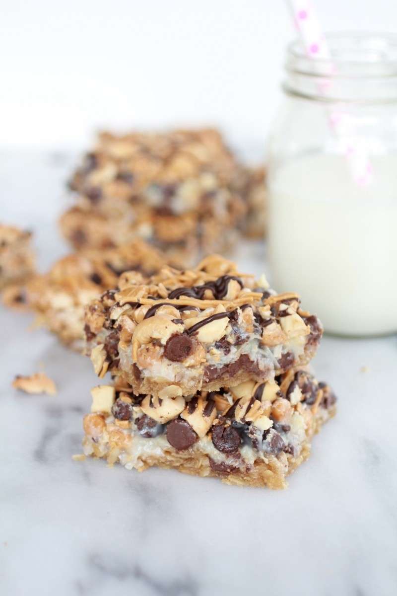 Biscotti con nocciole, caramello e gocce di cioccolato