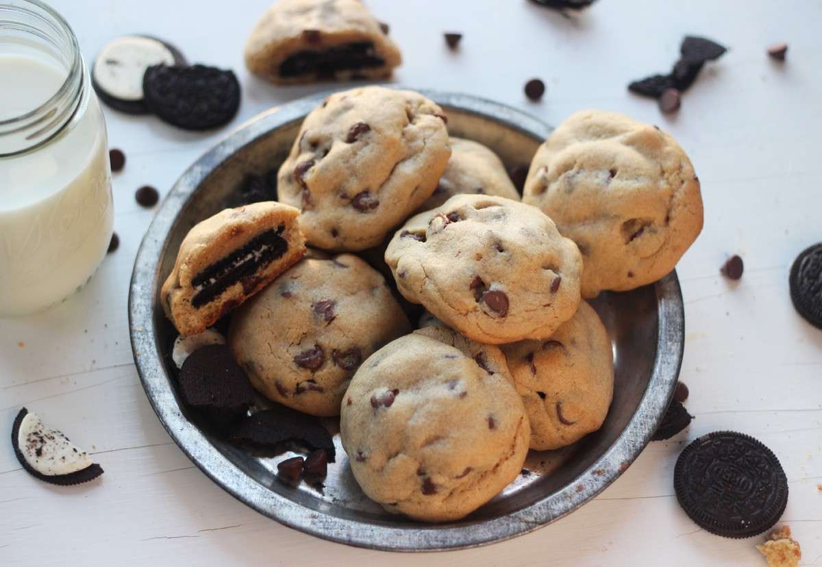 Biscotti oreo con gocce di cioccolato