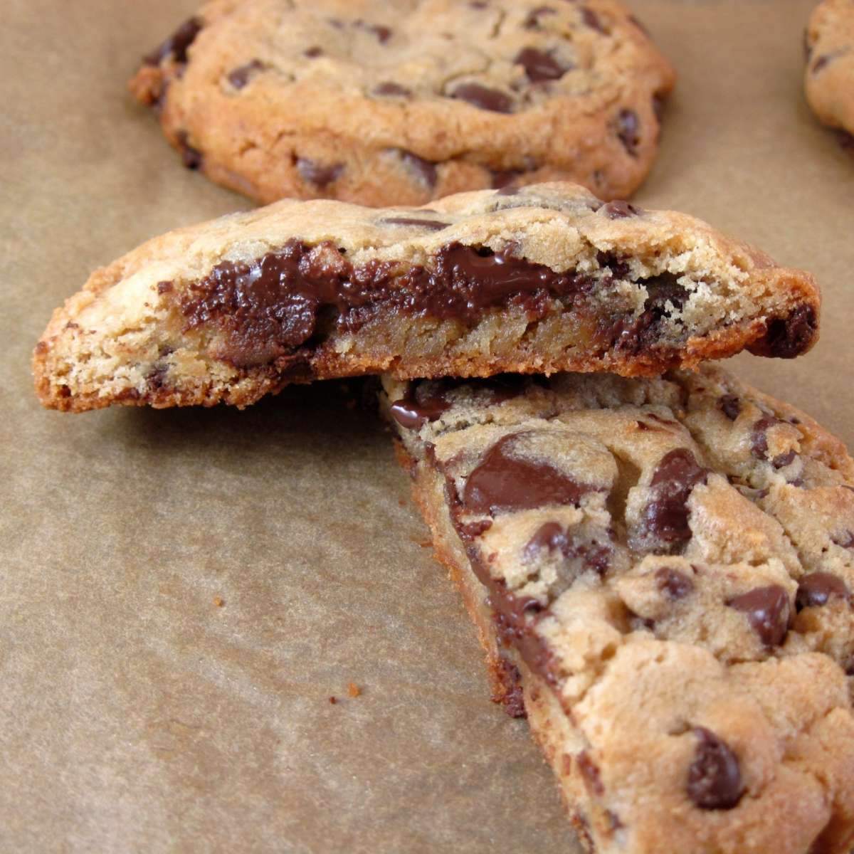 Biscotti ripieni con gocce di cioccolato