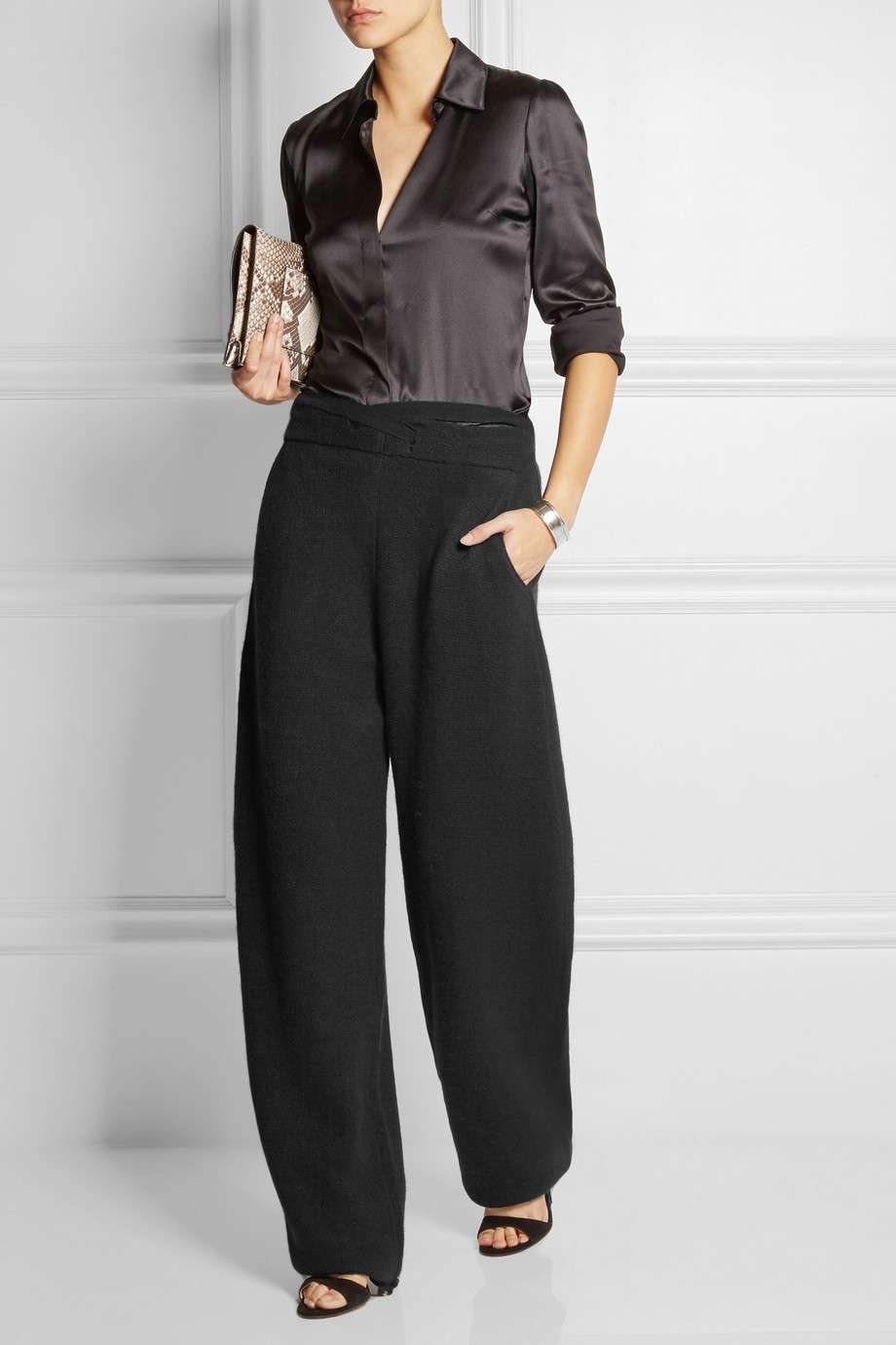 Blusa e pantaloni larghi