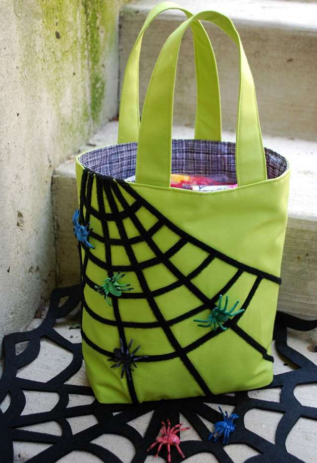 Borsa verde con ragnatela