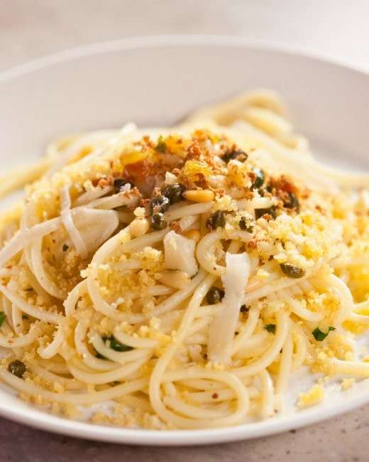 Bucatini con bottarga e pane sbriciolato