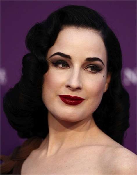 Capelli neri e pelle di porcellana: Dita Von Teese