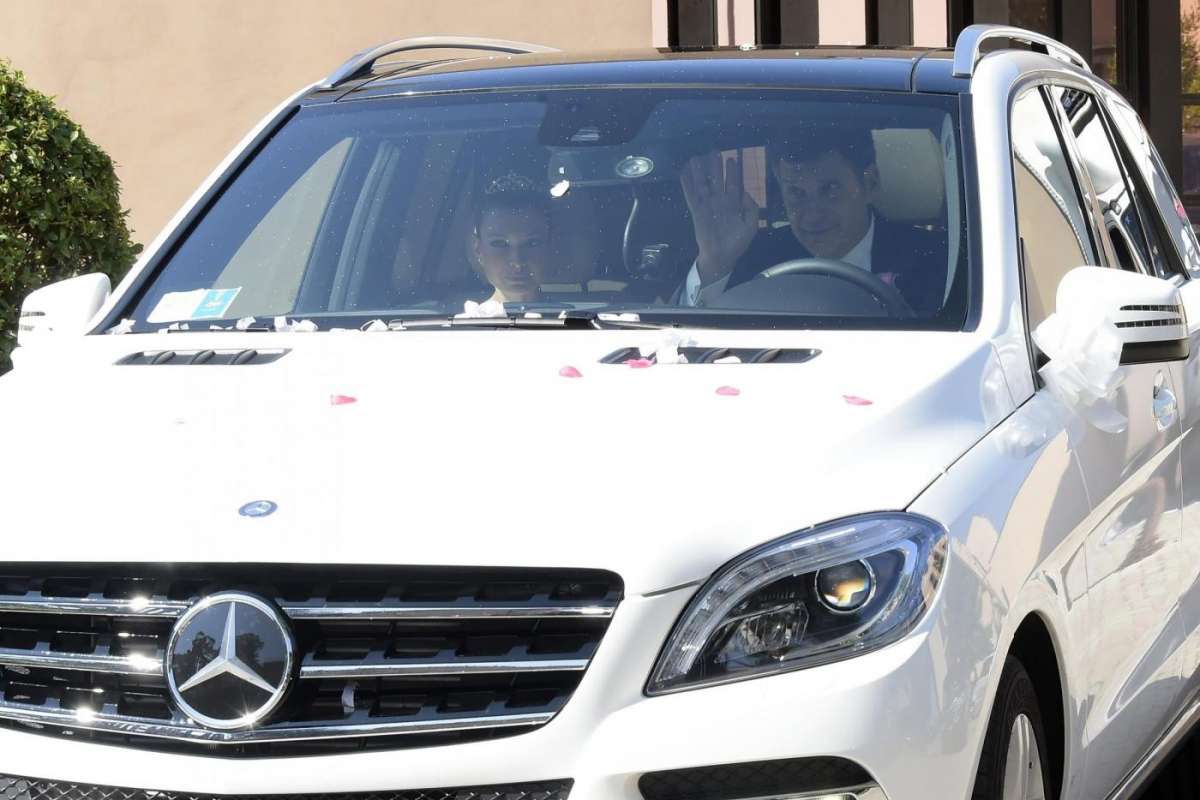 Carlotta e Fabrizio in auto dopo la cerimonia nuziale
