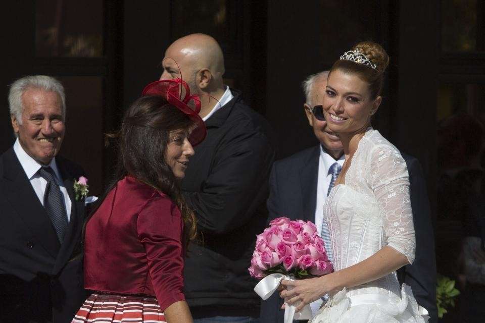 Carlotta Mantovan sorride ai flash dei paparazzi