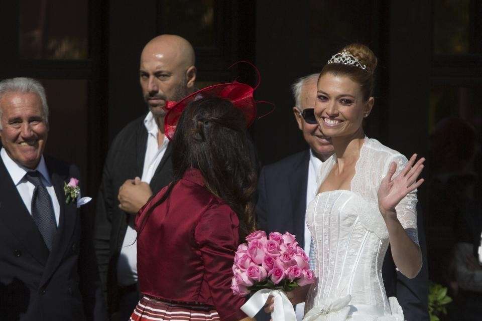 Carlotta saluta i fotografi