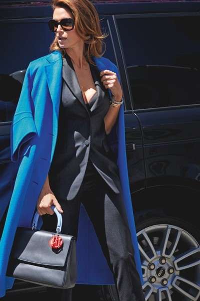 Cindy Crawford con trench e tailleur