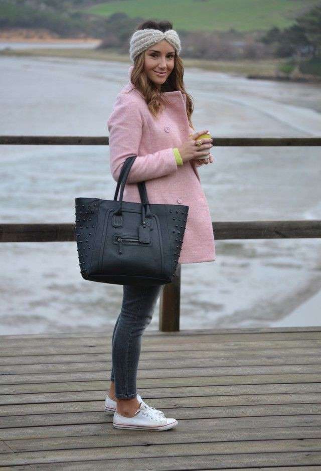 Converse e cappotto rosa