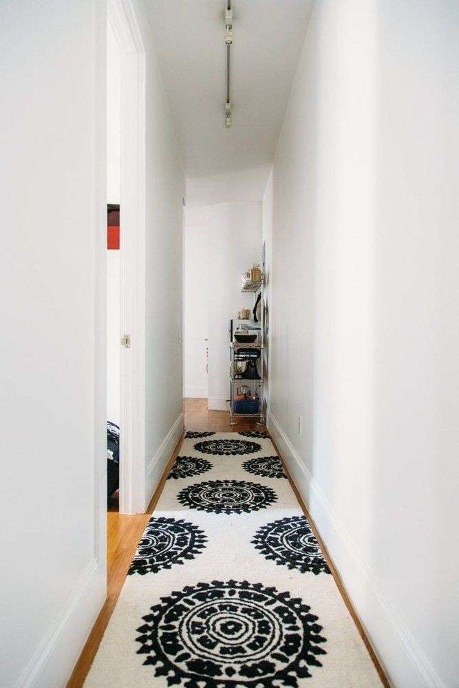 Corridoio con tappeto bianco e nero