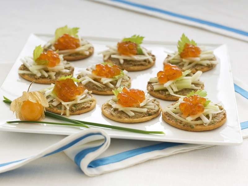 Crostini con bottarga, sedano e uova di salmone