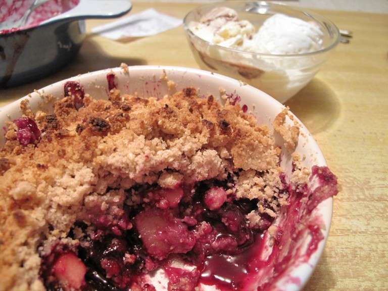 Crumble di mele e mirtilli