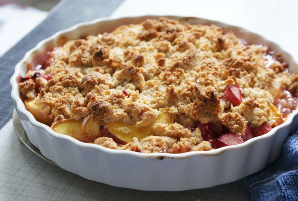 Crumble di pesche e rabarbaro