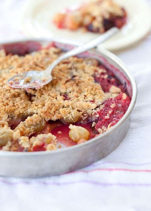 Crumble di uva e fragole