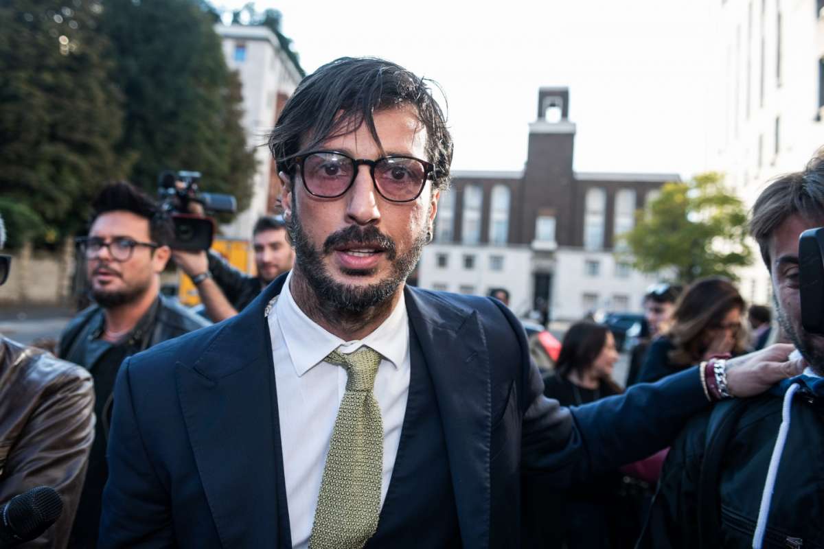 Fabrizio Corona all'esterno del tribunale