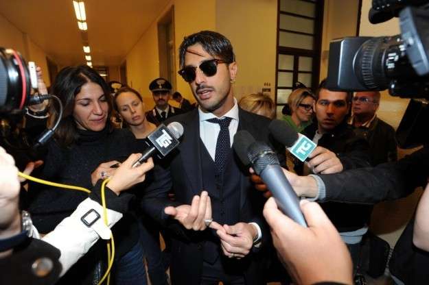 Fabrizio Corona con gli occhiali scuri