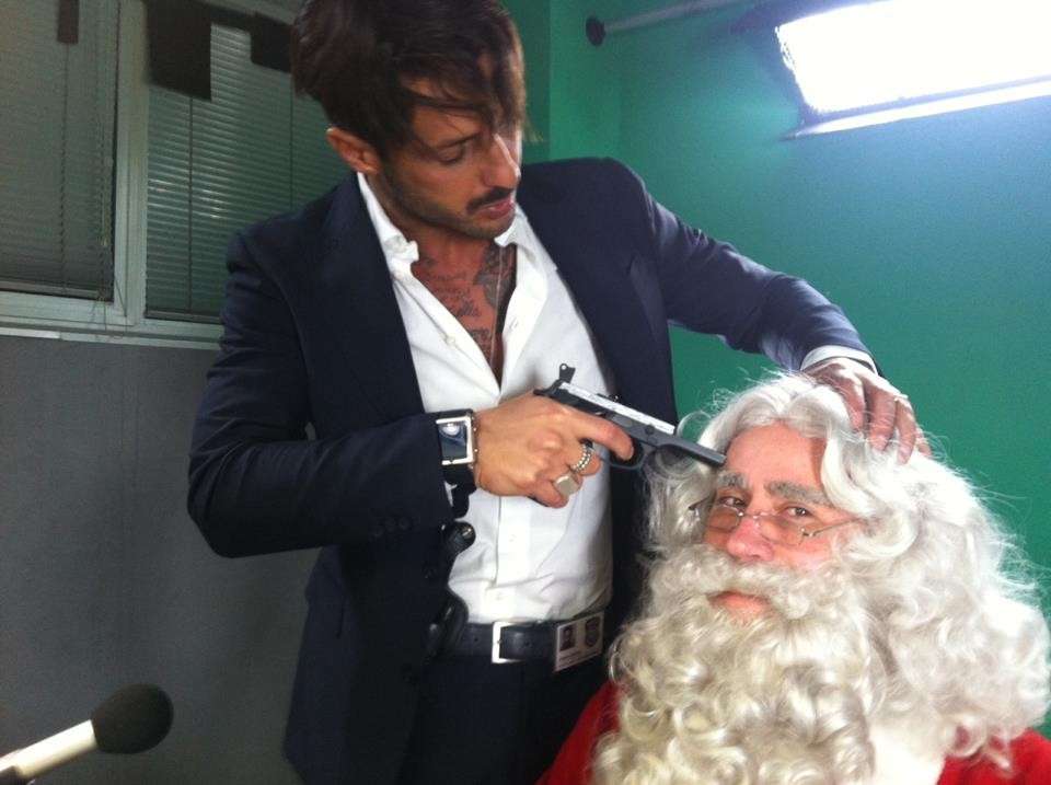 Fabrizio Corona punta la pistola alla tempia di Babbo Natale