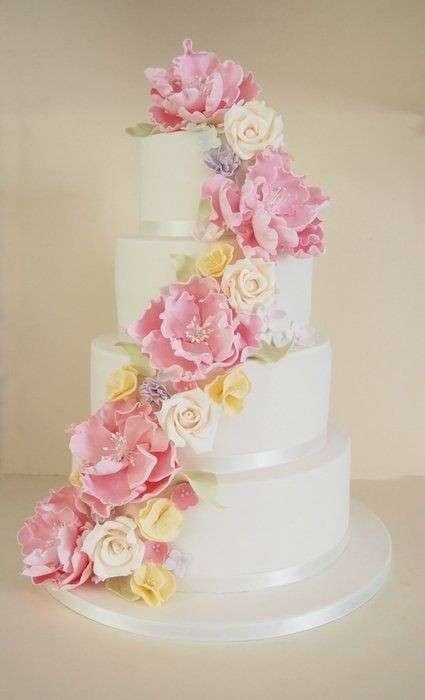 Finta torta nuziale con cascata di fiori