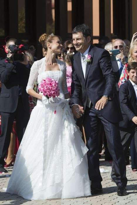 Frizzi e la Mantovan sorridenti e felici nel giorno del loro matrimonio