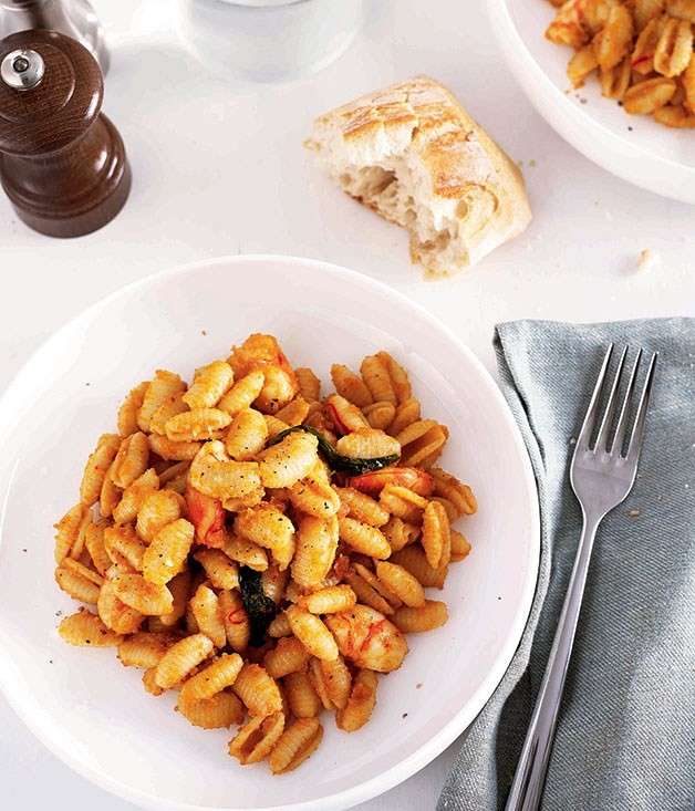 Gnocchetti con bottarga e gamberi