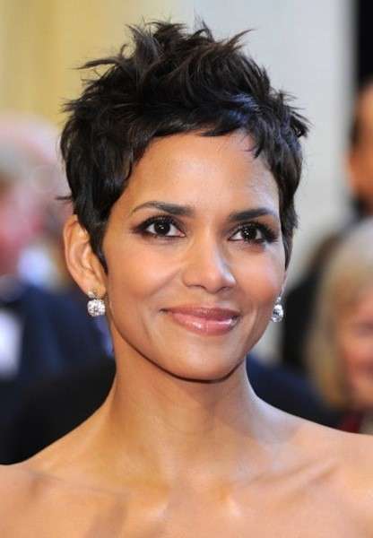 Halle Berry: pelle scura e capelli neri