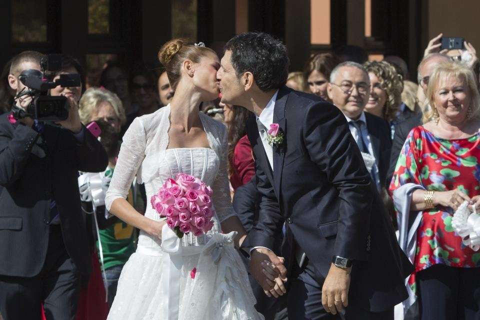 I due piccioncini si baciano dopo la cerimonia religiosa