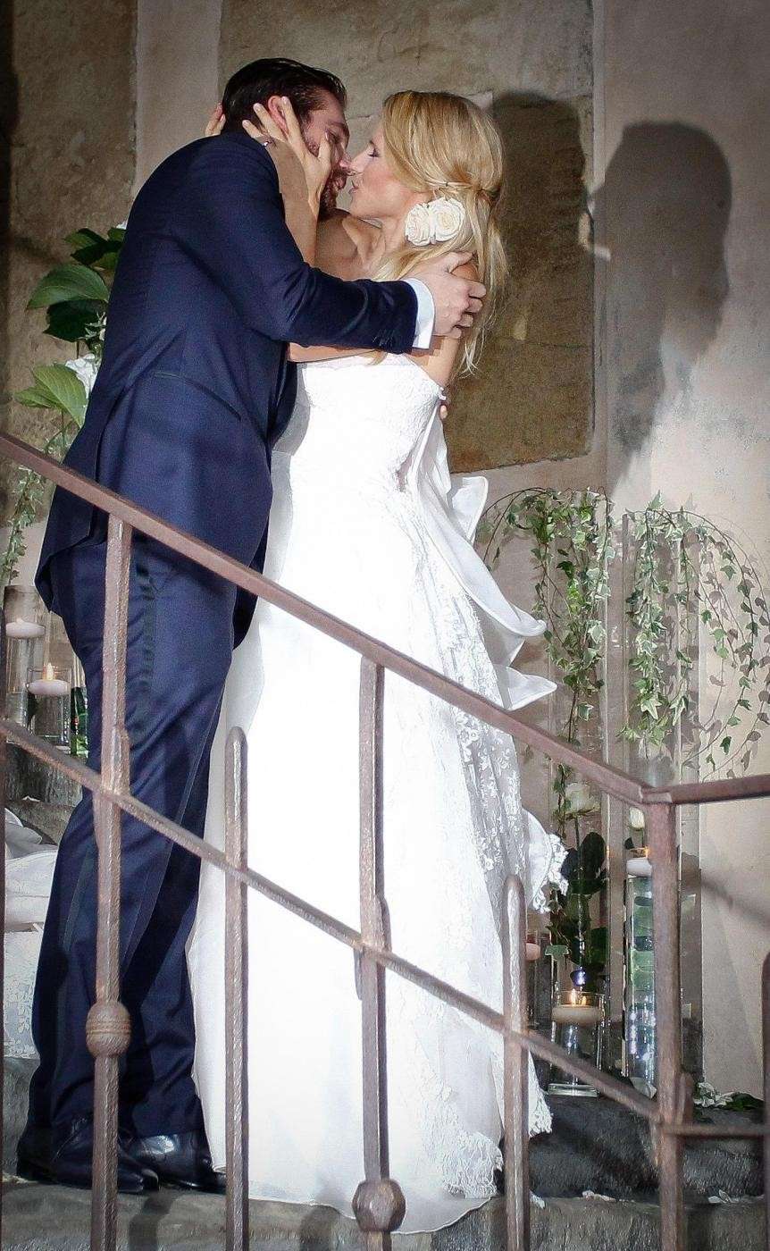 Il bacio romantico di Michelle e Tomaso