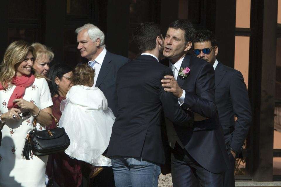Il conduttore tv accoglie gli invitati alle sue nozze