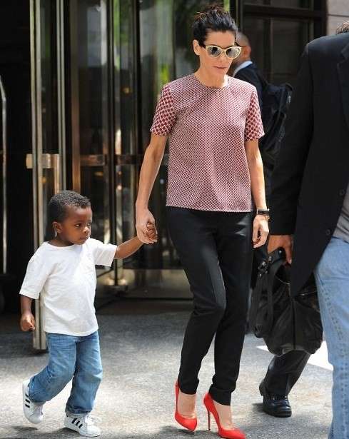 Il look da mamma di Sandra Bullock