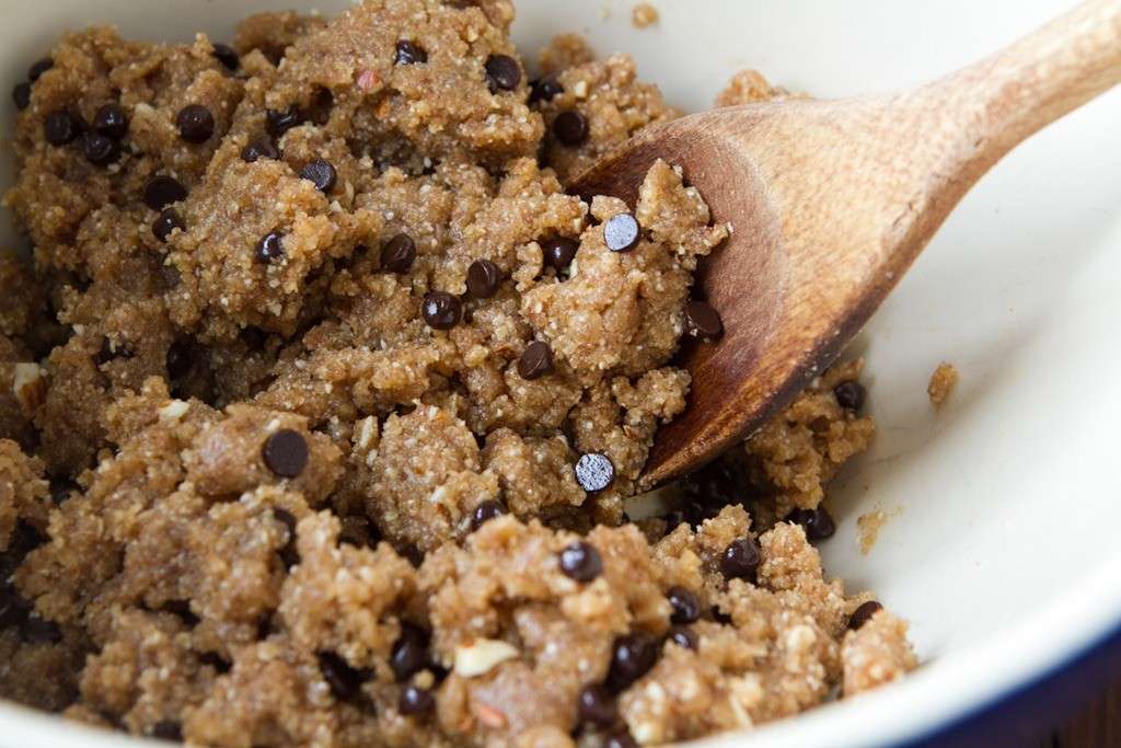 Impasto dei biscotti con gocce di cioccolato