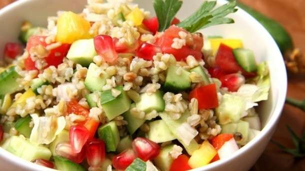 Insalata con farro e verdure