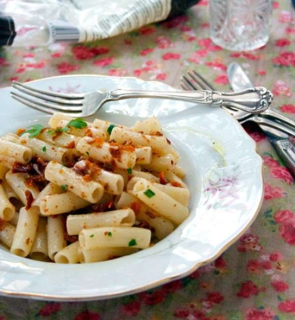 Insalata di pasta con bottarga e pomodori secchi