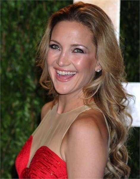 Kate Hudson, pelle sun kissed e capelli biondo miele