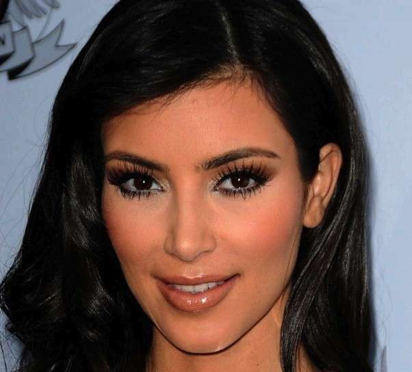 Kim Kardashian, pelle olivastra con capelli scuri