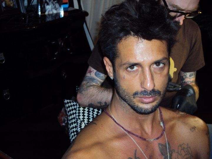 L'ex fidanzato di Belen dal suo tatuatore